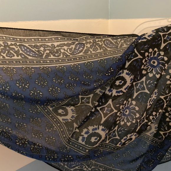 Indian silk triangle scarf - Picture 3 of 3